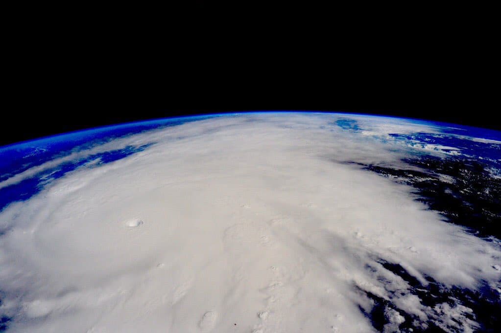 Imagen satelital de un sistema de baja presión sobre el océano Atlántico con estructura de ciclón y bandas nubosas características.
