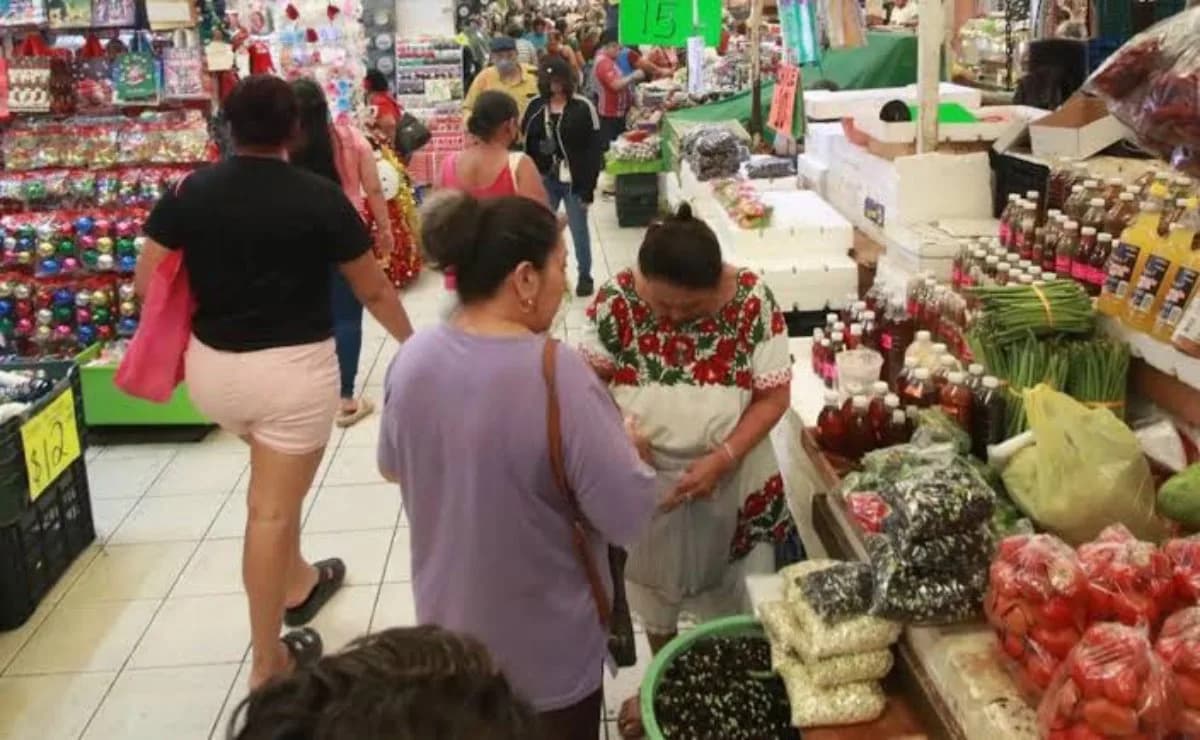Clientes comprando productos en un mercado o tienda de abarrotes, con diversos artículos y precios visibles en los anaqueles.
