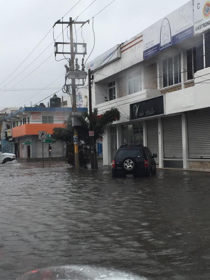Playa del Carmen inundada por las fuertes lluvias.
