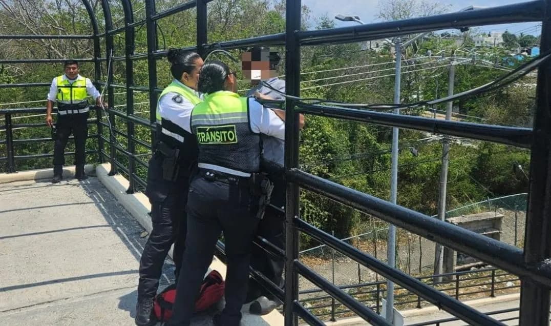 Salvan a joven que quería arrojarse de puente en Playa del Carmen.