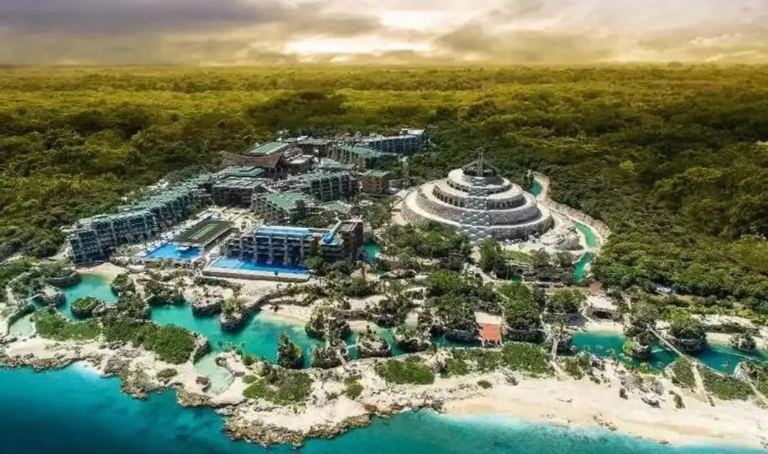 Fallece un hombre en alberca de Xcaret. Habría perecido de causas naturtales, pero eso lo confirmarán las investigaciones.